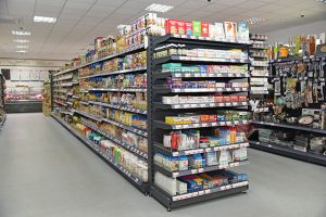 stanowisko z lekami w sklepie ogólnospożywczym