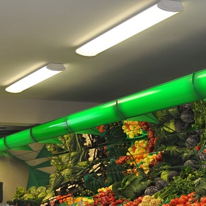 lampy nad regałem warzywnym w sklepie spożywczym